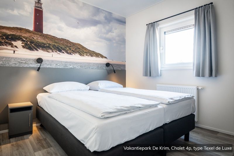 Chalet Typ Texel de Luxe, De Cocksdorp, Texel mit Schlafzimmer und einzigartiger Texel-Landschaft als Wanddekoration.