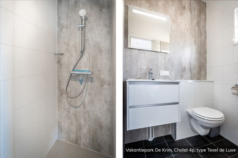 Modernes Badezimmer im Chalet Typ Texel de Luxe, De Cocksdorp, Texel mit grosser Dusche und Waschbecken.
