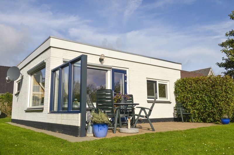 Terrasse von Bungalow 9300 in De Cocksdorp, Texel mit Sitzgelegenheit, ideales Ferienhaus auf den Watteninseln.
