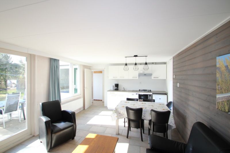 Moderne offene Kueche im Bungalow Tamarisk 196, De Cocksdorp, Texel, mit Essbereich.