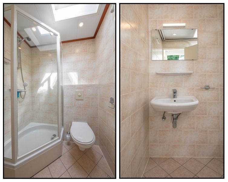 Badezimmer mit Dusche und Waschbecken im Bungalow Tamarisk 196, Texel, Wadden Islands.