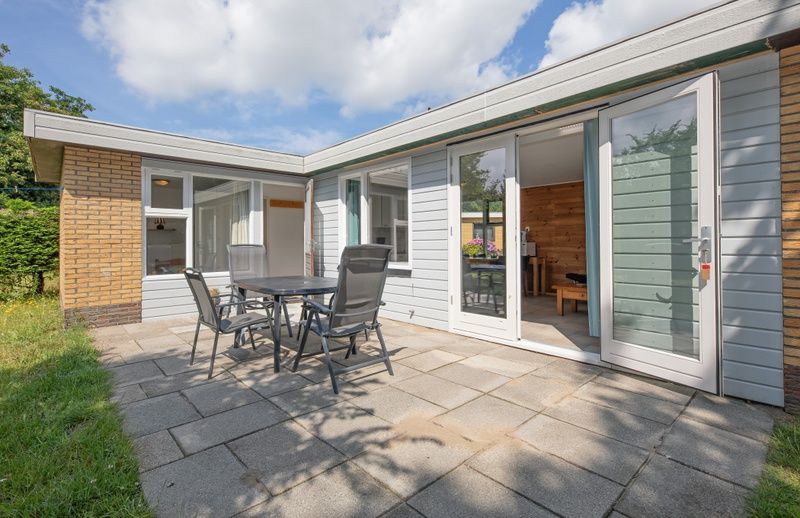 Aussenansicht des Bungalows Tamarisk 196, Texel, mit grossem Garten und Terrasse.