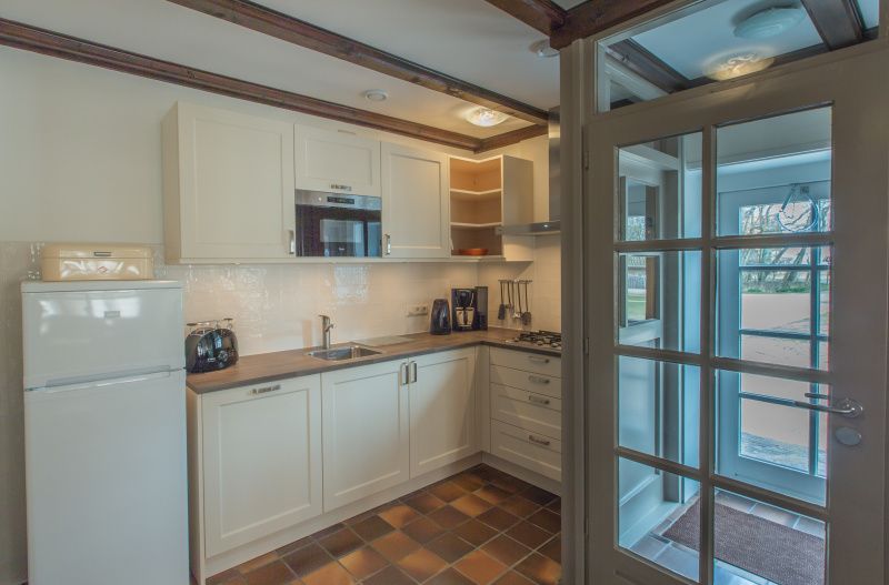 Moderne Kueche im Ferienhaus Typ R, De Cocksdorp, Texel, komplett ausgestattet fuer einen komfortablen Aufenthalt.