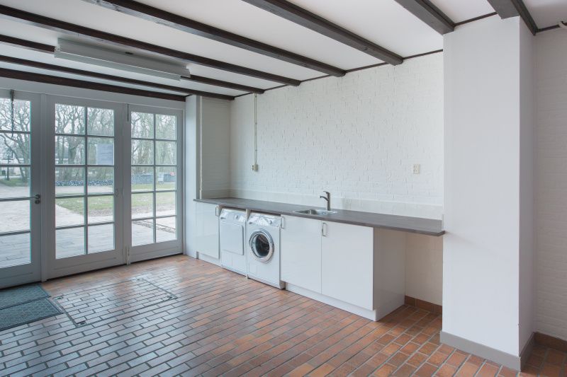 Praktische Waschkueche im Ferienhaus Typ R, De Cocksdorp, Texel, mit Waschmaschine und Trockner fuer Gaeste.