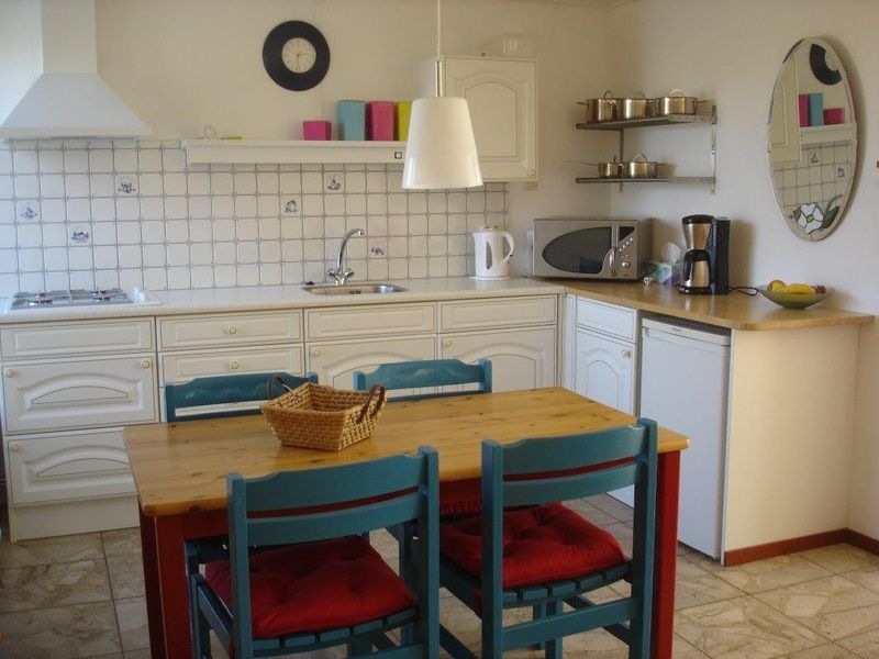 Vollstaendig ausgestattete Kueche im Bungalow Tamarisk 212, De Cocksdorp, Texel, mit modernen Annehmlichkeiten.