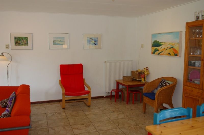 Stilvolles Interieur des Bungalows Tamarisk 212 in De Cocksdorp, Texel, mit Kunst an der Wand.