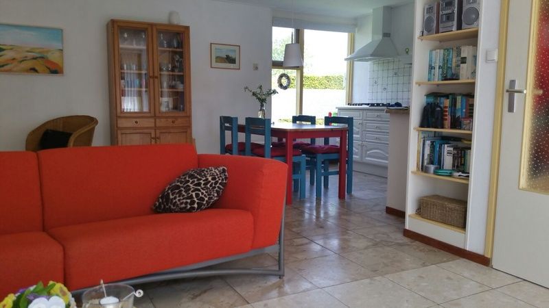 Offener Wohnbereich im Bungalow Tamarisk 212, De Cocksdorp, Texel, mit Zugang zur Kueche.