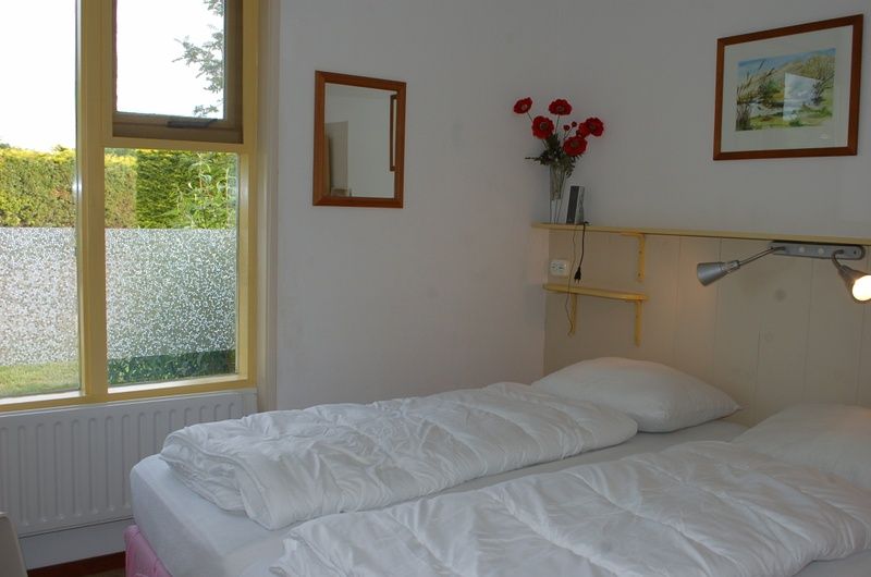 Gemuetliches Schlafzimmer im Bungalow Tamarisk 212, De Cocksdorp, Texel, mit natuerlichem Licht.