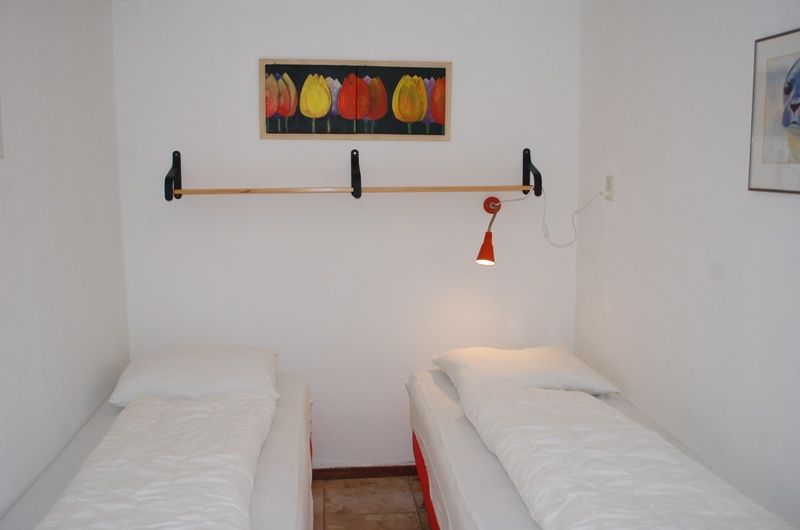 Zweites Schlafzimmer im Bungalow Tamarisk 212, De Cocksdorp, Texel, mit bequemen Betten.