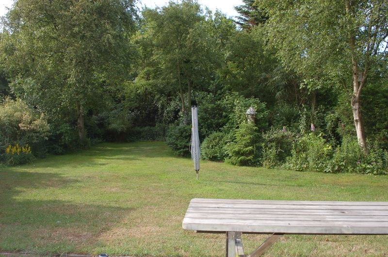 Geraeumiger Garten von Bungalow Tamarisk 212, De Cocksdorp, Texel, ideal zum Entspannen in der Natur.