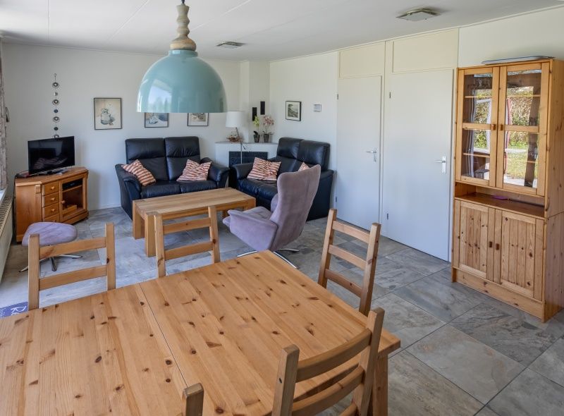 Geraeumiges Esszimmer im Ferienhaus Slufterhoek 078, De Cocksdorp, ideal fuer Familienessen.