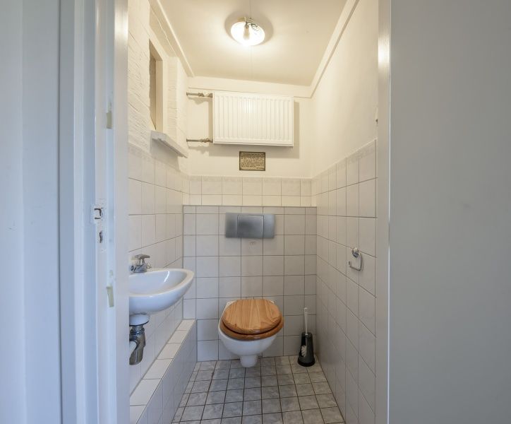 Gepflegt eingerichtetes Badezimmer mit Toilette im Ferienhaus Slufterhoek 078, Texel.