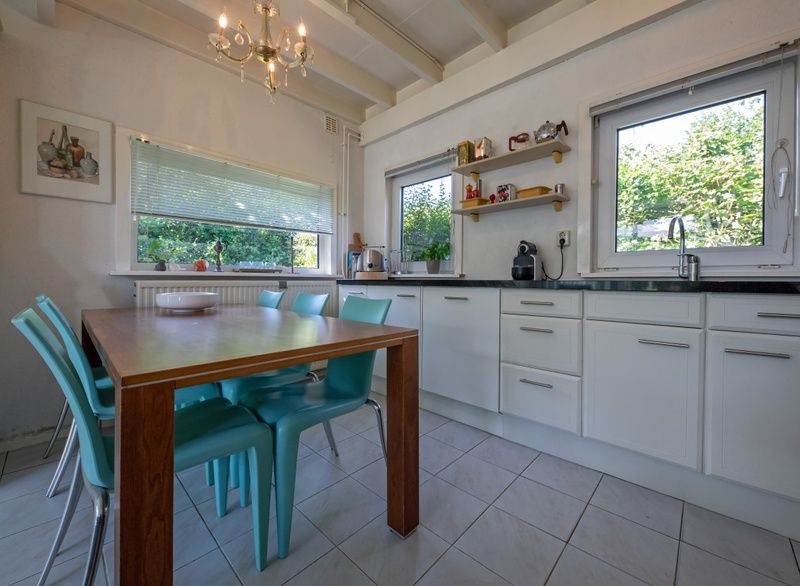 Moderne Kueche mit Essecke im Ferienhaus Slufteroord 300, De Cocksdorp, Texel.