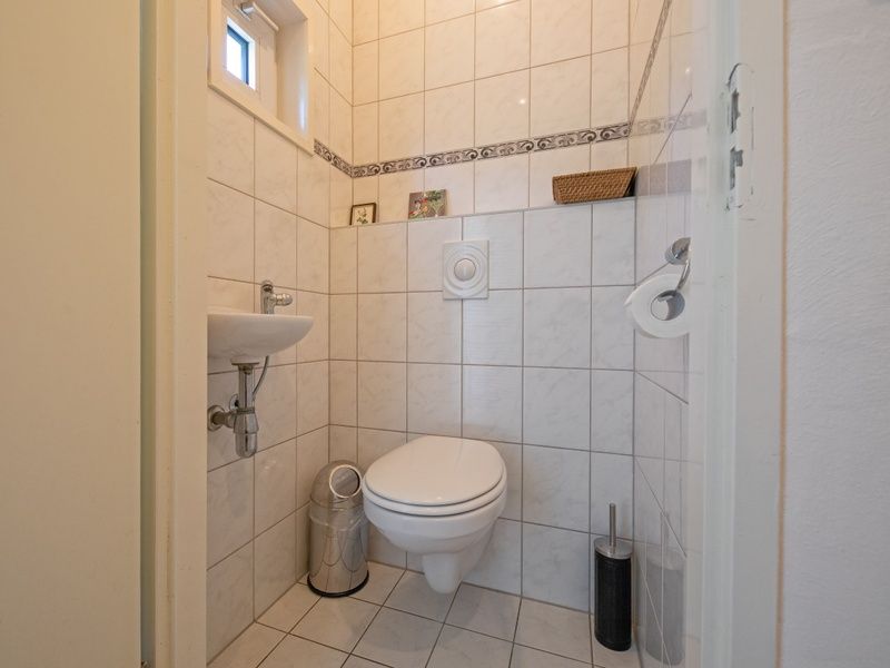 Gepflegtes Badezimmer mit Toilette im Bungalowpark Slufteroord Holiday home 300, De Cocksdorp, Texel.