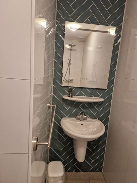 Modernes Waschbecken und Spiegel im Ferienhaus Slufteroord 300, De Cocksdorp, Texel.