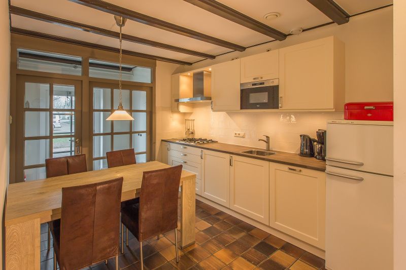 Moderne keuken in Type S-2 vakantiehuis, De Cocksdorp, Texel met eethoek.