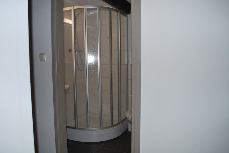 Compacte badkamer met douche in Type S-2 vakantiehuis, De Cocksdorp, Texel.