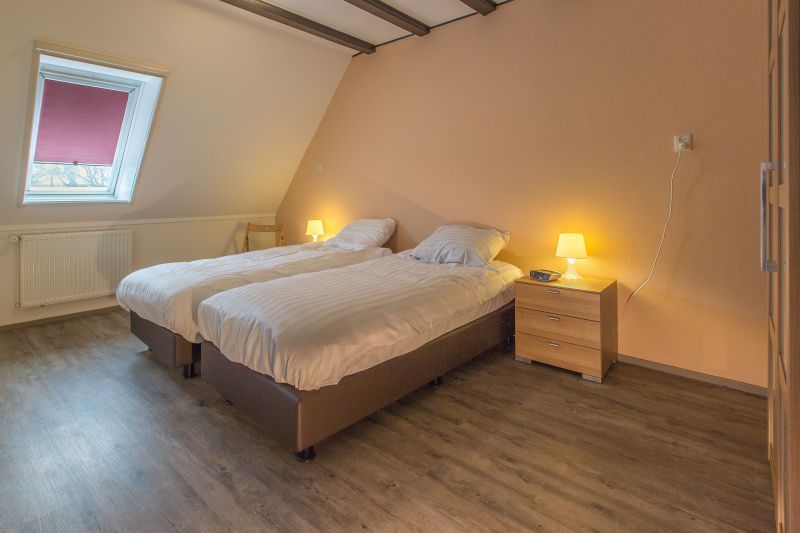 Slaapkamer met twee bedden in Type S-2 vakantiehuis, De Cocksdorp, Texel.