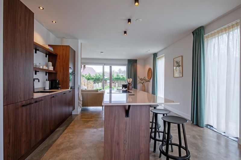 Offene Kueche im Ferienhaus Griend, De Cocksdorp, Texel mit Insel und Barhockern.