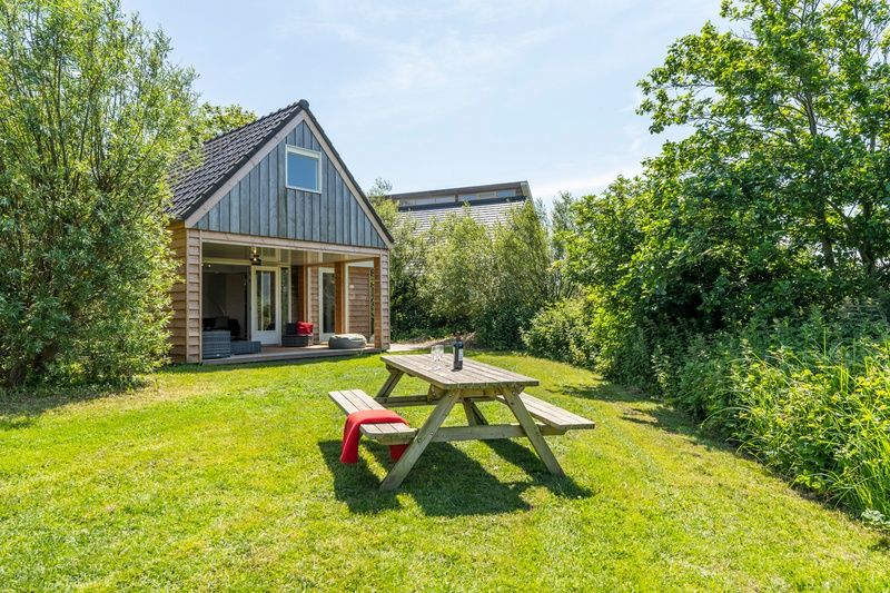 Ferienhaus Zeewinde in De Cocksdorp, Texel mit Sonnenterrasse und Picknicktisch. Ideal fuer einen erholsamen Urlaub auf den Watteninseln.