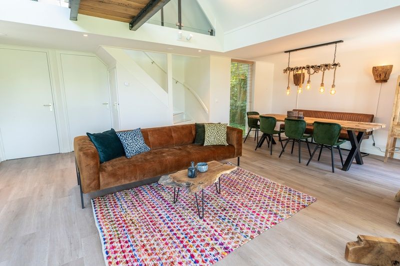 Stilvolles Wohnzimmer des Ferienhauses Zeewinde in De Cocksdorp, Texel. Gemuetlicher Raum fuer einen komfortablen Aufenthalt auf den Watteninseln.