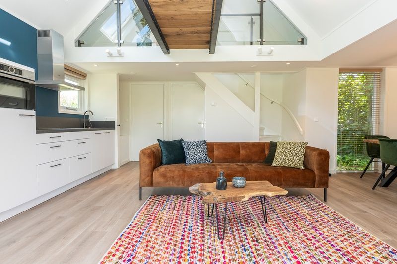 Moderne Kueche und Sitzecke im Ferienhaus Zeewinde, De Cocksdorp, Texel. Perfekt ausgestattet fuer einen Urlaub auf den Watteninseln.