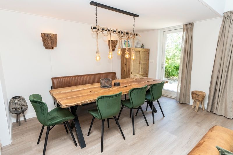 Gemuetliches Esszimmer im Ferienhaus Zeewinde, De Cocksdorp, Texel. Ideal fuer Familientreffen auf den Watteninseln.