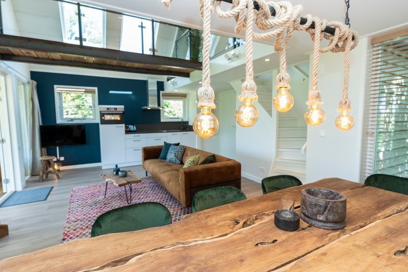 Einzigartige Beleuchtung ueber dem Esstisch in Zeewinde, De Cocksdorp, Texel. Stilvolle Details fuer einen Urlaub auf den Watteninseln.