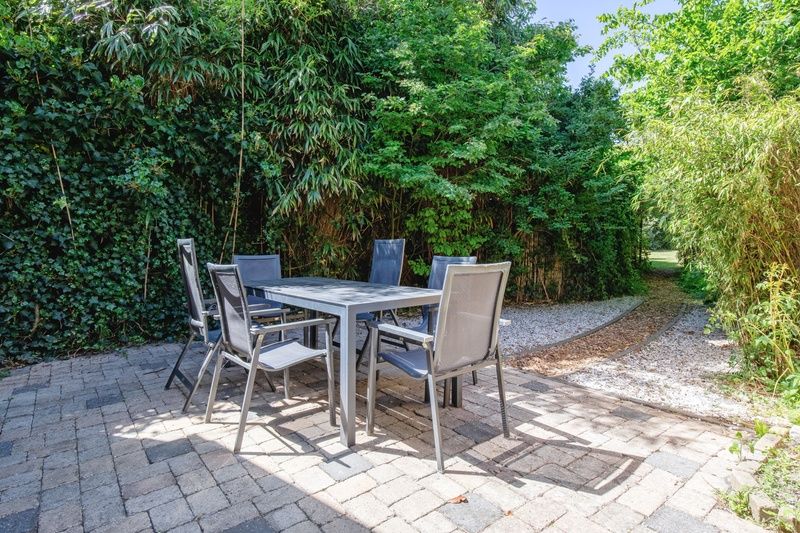 Private Terrasse mitten im Gruenen im Ferienhaus Ganzenvlucht, De Cocksdorp, Texel, ideal fuer Mahlzeiten im Freien.