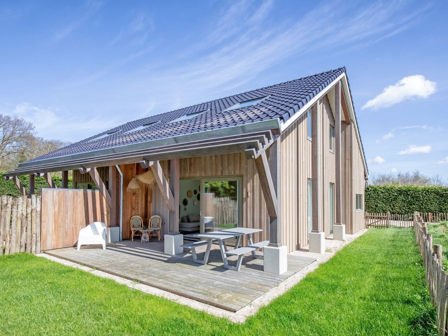 Das Ferienhaus Brakzand in De Cocksdorp Texel bietet eine grosse Terrasse mit Blick auf die gruene Natur.