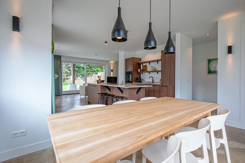 Essecke im Ferienhaus Brakzand, De Cocksdorp Texel, mit modernem Holz-Esstisch.