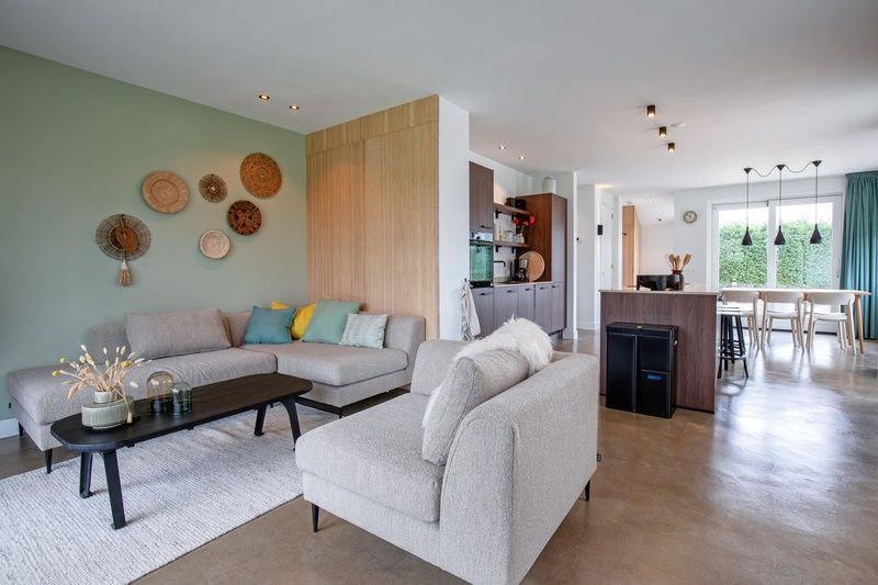 Heller Wohnbereich im Ferienhaus Brakzand, De Cocksdorp Texel, mit offener Kueche und Sitzecke.