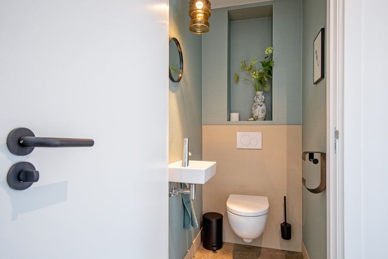 Stilvolles Badezimmer im Ferienhaus Brakzand, De Cocksdorp Texel, mit modernem Design.