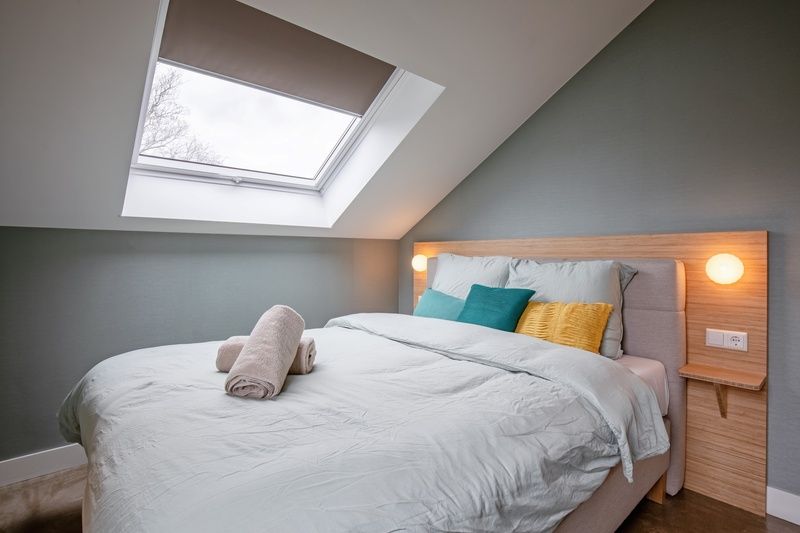 Gemuetliches Schlafzimmer mit Dachfenster im Ferienhaus Brakzand, De Cocksdorp Texel.