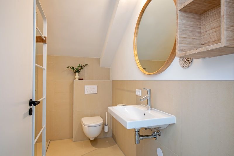 Modernes Badezimmer mit grossem Spiegel im Ferienhaus Brakzand, De Cocksdorp Texel.