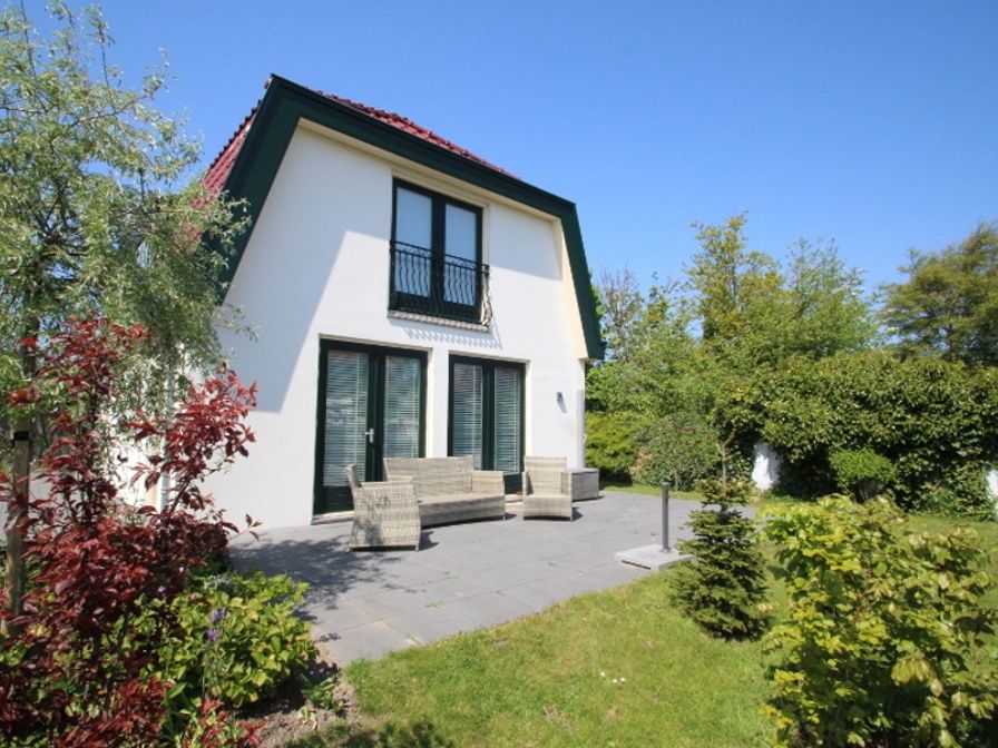 Geniessen Sie die Sonne auf der Terrasse des Bungalows Postweg 109 in De Cocksdorp, Texel, einem charmanten Ferienhaus inmitten der gruenen Natur.