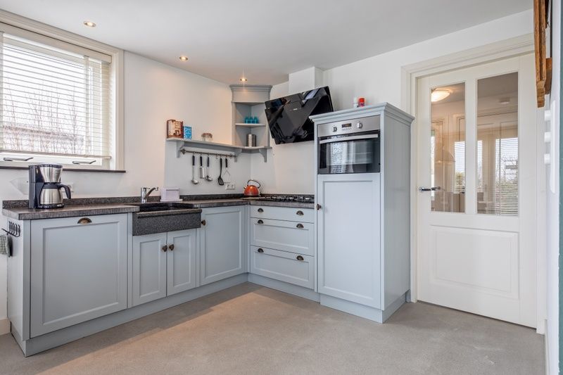 Moderne Kueche im Bungalow Postweg 109, De Cocksdorp, Texel. Ferienhaus mit stilvoller Einrichtung auf den Watteninseln.