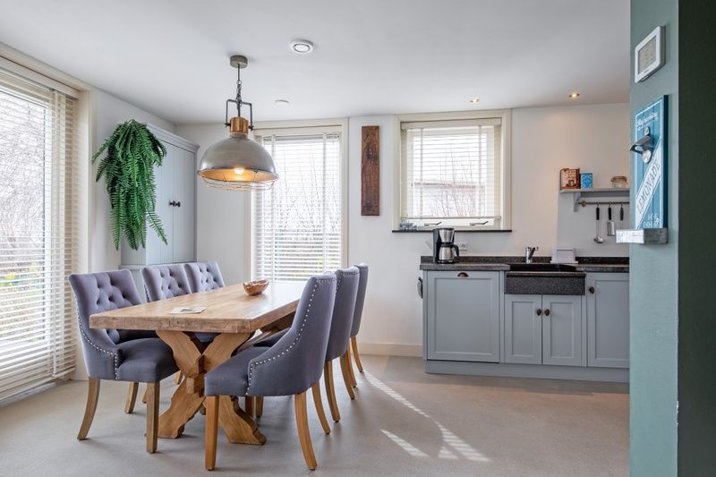 Gemuetliches Esszimmer im Bungalow Postweg 109, De Cocksdorp, Texel. Geniessen Sie Komfort und Stil in diesem Ferienhaus auf den Watteninseln.