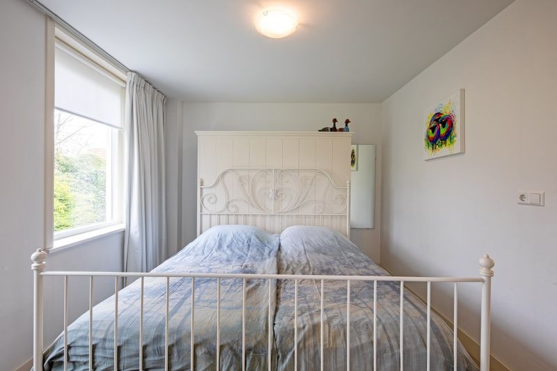 Attraktives Schlafzimmer im Bungalow Postweg 109, De Cocksdorp, Texel, mit bequemem Doppelbett und ruhiger Aussicht auf die Natur.