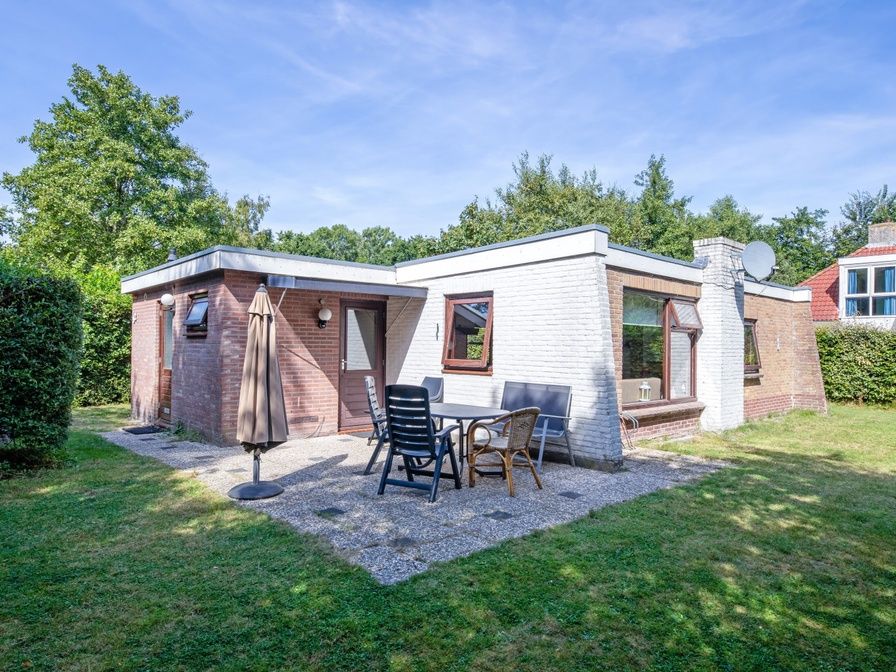 Ferienhaus Slufterduin 092 in De Cocksdorp, Texel mit sonniger Terrasse und gruener Umgebung.