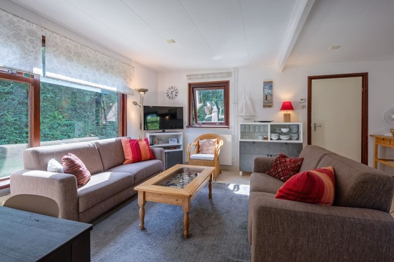 Gemuetliches Wohnzimmer des Ferienhauses Slufterduin 092 in De Cocksdorp, Texel mit bequemen Sofas.