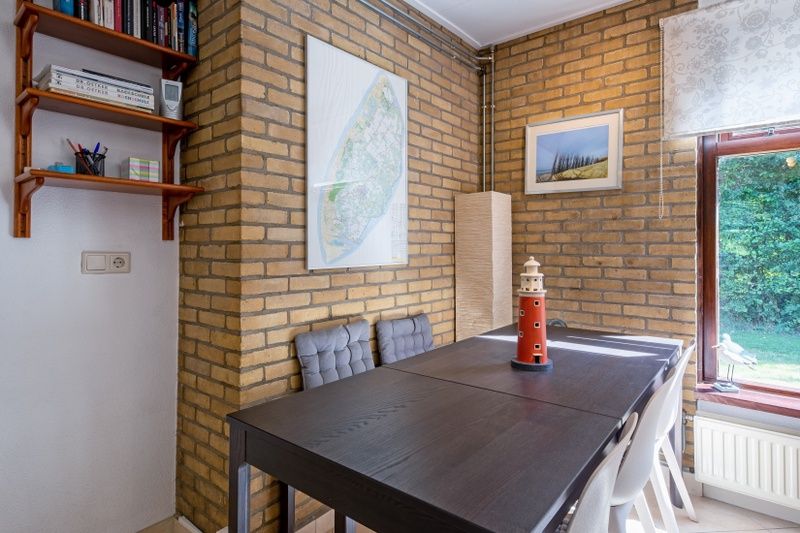 Essecke mit dekorativen Elementen im Ferienhaus Slufterduin 092, De Cocksdorp, Texel.