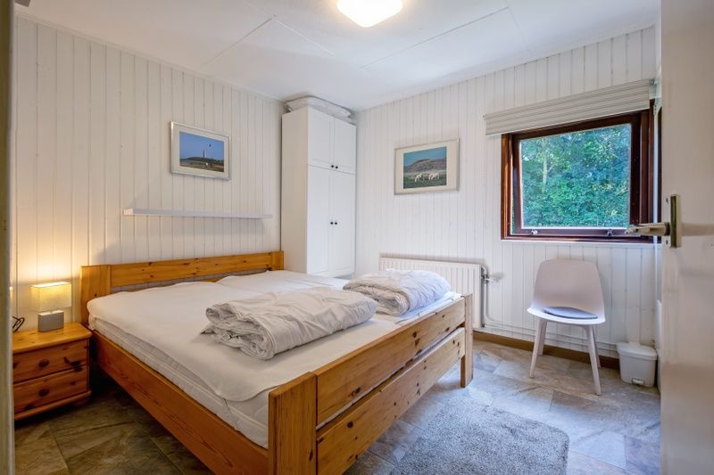 Schlafzimmer mit Doppelbett im Ferienhaus Slufterduin 092, De Cocksdorp, Texel fuer hoechsten Komfort.