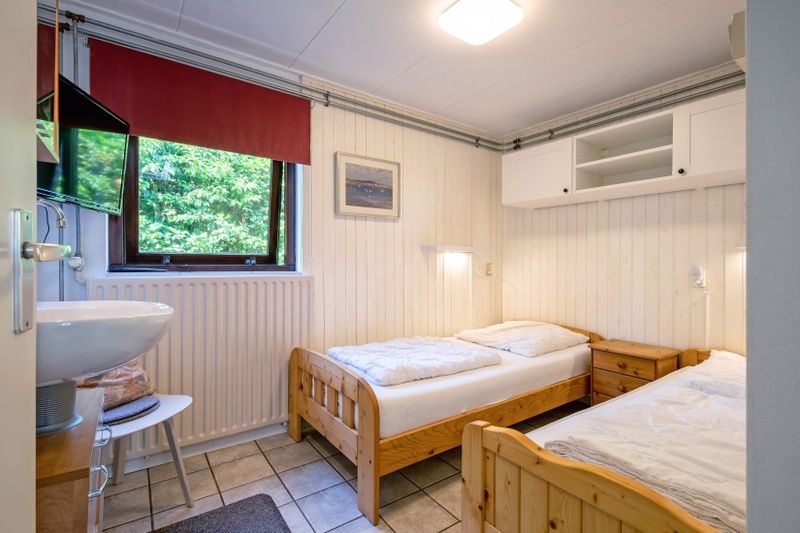 Gemuetliches Schlafzimmer mit zwei Einzelbetten im Ferienhaus Slufterduin 092, Texel.
