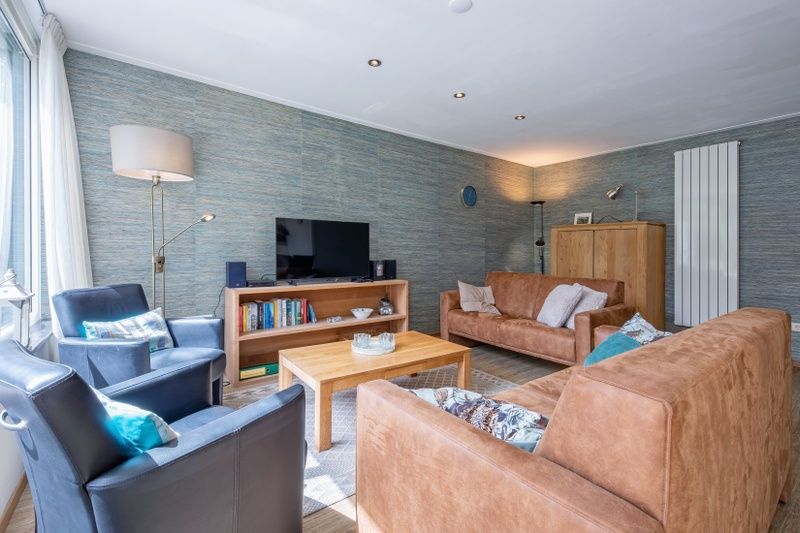 Stilvolles Interieur des Ferienhauses Slufterhoek 132, Texel, mit modernen Moebeln und viel natuerlichem Licht