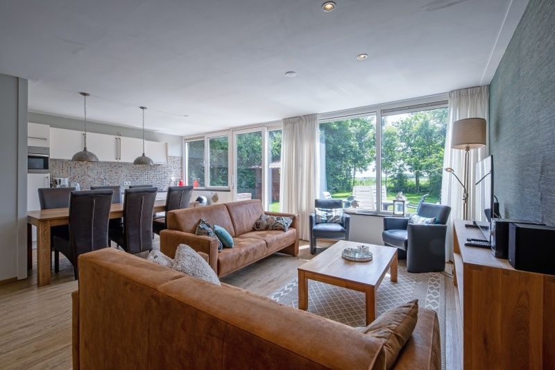 Offenes Wohnzimmer und Kueche im Ferienhaus Slufterhoek 132, De Cocksdorp, Texel, ideal fuer gemuetliches Beisammensein