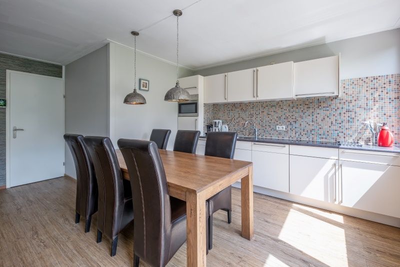 Esszimmer und Kueche im Ferienhaus Slufterhoek 132, De Cocksdorp, Texel, mit modernen Annehmlichkeiten