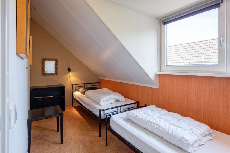 Gemuetliches Mansardenzimmer mit zwei Betten im Ferienhaus Slufterhoek 132, Texel, ideal fuer Kinder