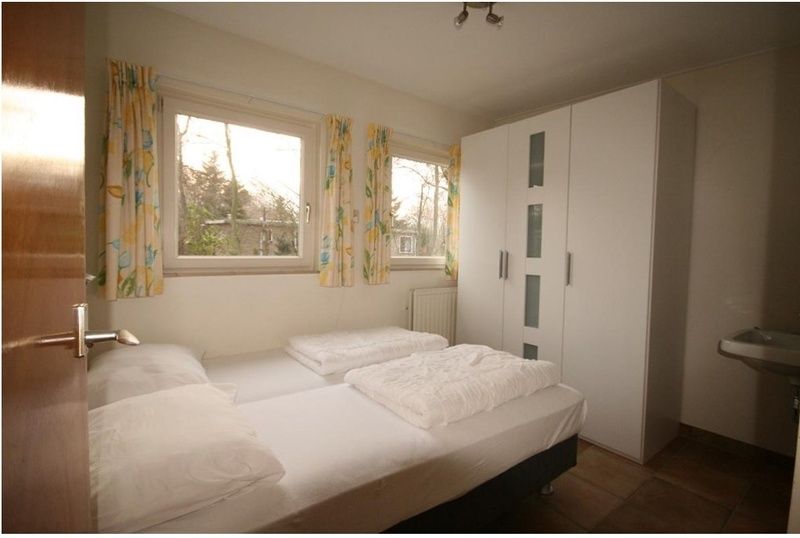 Schoenes Zimmer im Bungalowpark Slufteroord, De Cocksdorp Texel, mit bequemen Betten und ruhiger Umgebung.