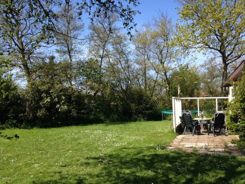 Sonnige Terrasse im Bungalowpark Slufteroord, De Cocksdorp Texel, mit Gartenmoebeln fuer gemuetliche Momente im Freien.